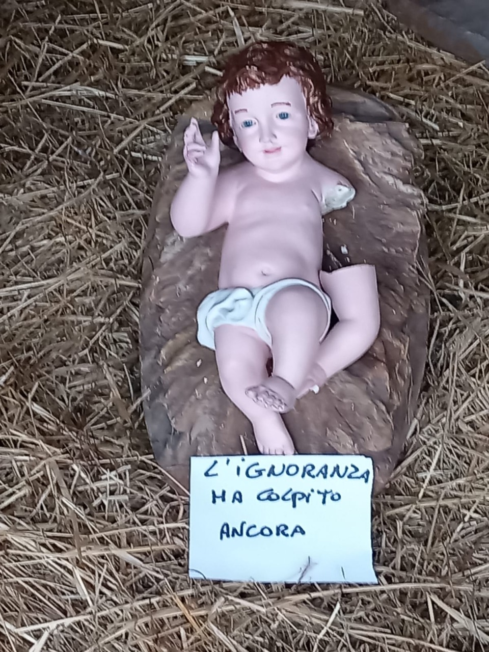 Presepe vandalizzato, spezzato il braccio del Bambinello