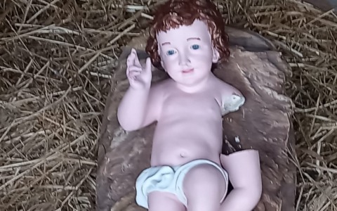 Presepe vandalizzato, spezzato il braccio del Bambinello