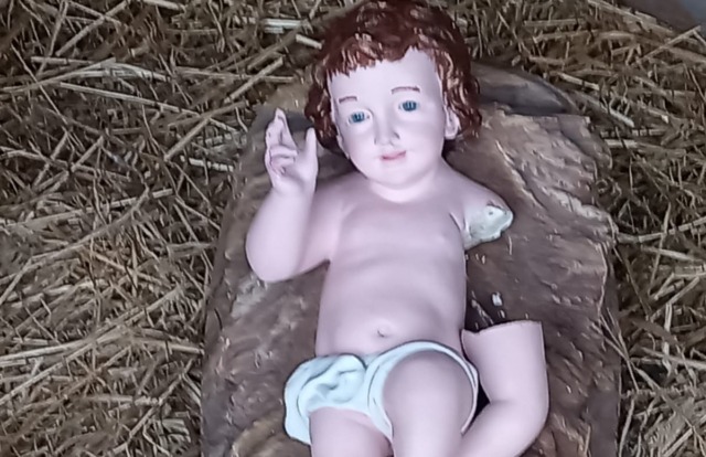 Presepe vandalizzato, spezzato il braccio del Bambinello