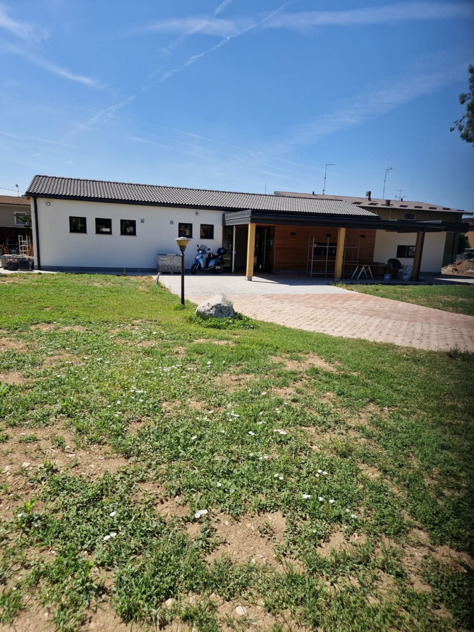 Il 17 maggio battesimo della struttura polifunzionale nata sulle ceneri della sede degli alpini