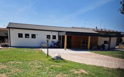 Il 17 maggio battesimo della struttura polifunzionale nata sulle ceneri della sede degli alpini