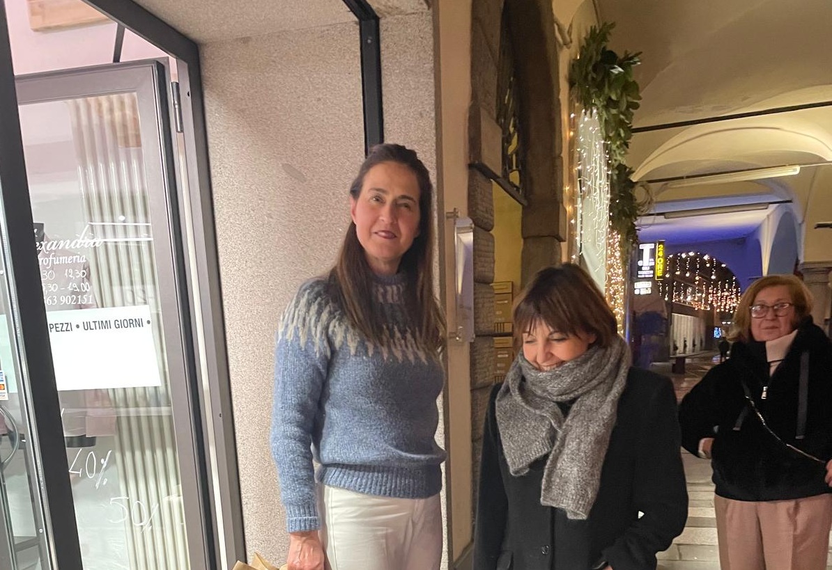 Dopo 38 anni cala la serranda: il centro storico di Romano saluta la Profumeria Alexandra