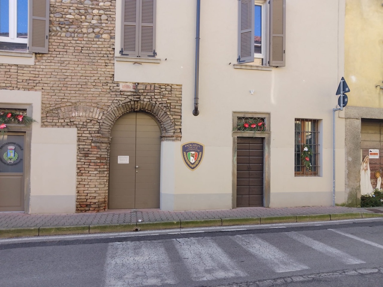 Antegnate, polemiche sul nuovo comando della polizia locale: docce usate impropriamente e dubbi sulle dotazioni