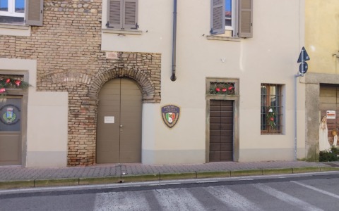 Antegnate, polemiche sul nuovo comando della polizia locale: docce usate impropriamente e dubbi sulle dotazioni