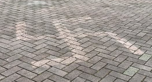 Una svastica davanti al centro della fraternità: Antegnate scossa da un gesto che ferisce la memoria