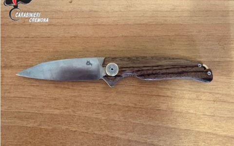 In auto con un coltello a serramanico, denuncia un 36enne