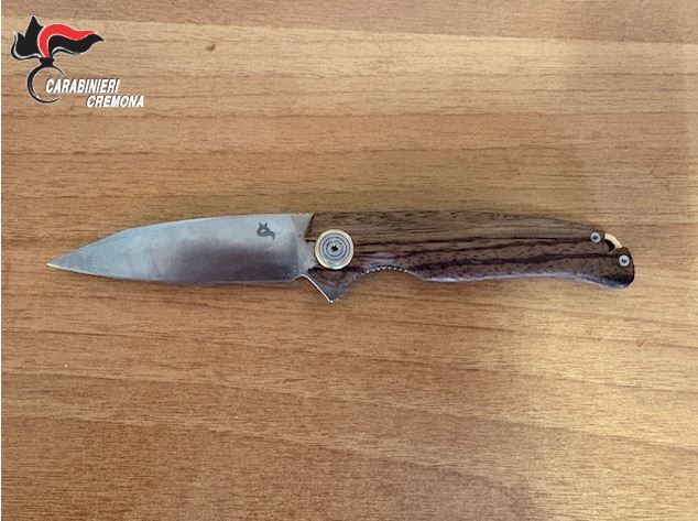 In auto con un coltello a serramanico, denuncia un 36enne