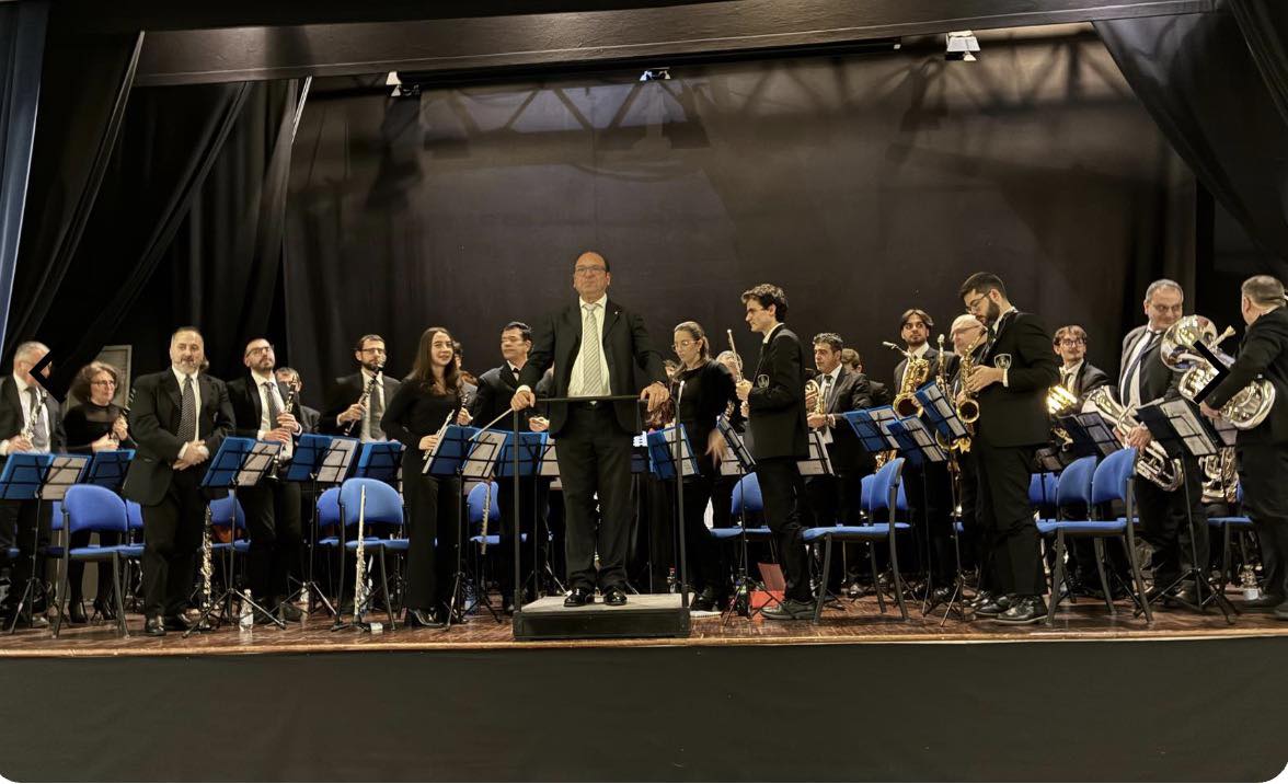 Avvicendamento nel corpo bandistico, Fara accoglie il nuovo presidente Sauro Gibillini