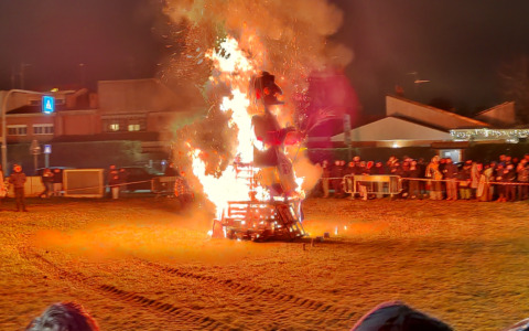 Centinaia in piazza con l’Avis per il rogo della Vègia 2025