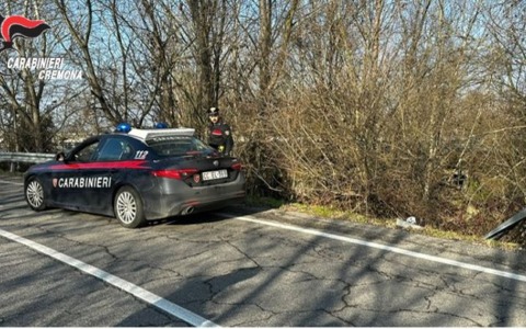 Ricercato, spacciava nel boschetto a Monte Cremasco: arrestato un 26enne