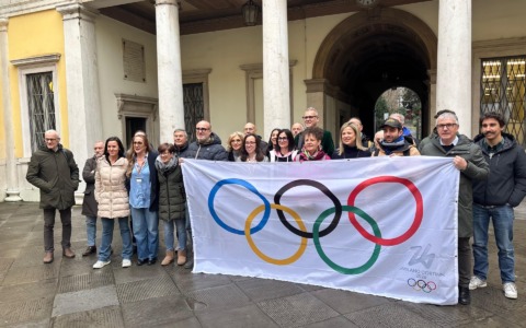 La Fiamma Olimpica sfila a Bergamo: il 2 febbraio si premia lo sport