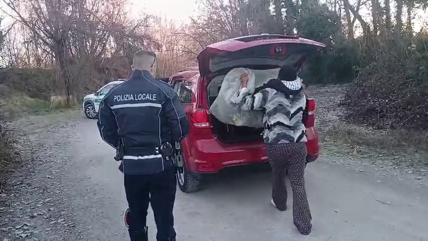 Abbandona rifiuti nel Parco del Serio, identificata e sanzionata una donna residente a Romano