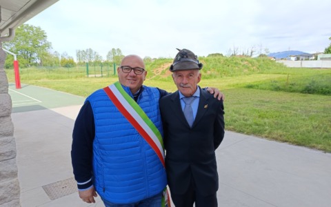 Dopo 22 anni, il capogruppo degli alpini Riva cede il passo ad Amadei