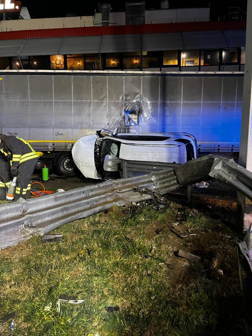 Si schianta sul guard-rail e finisce contro un Tir, grave 27enne bergamasco