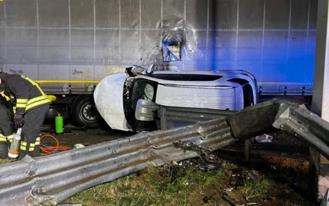 Si schianta sul guard-rail e finisce contro un Tir, grave 27enne bergamasco