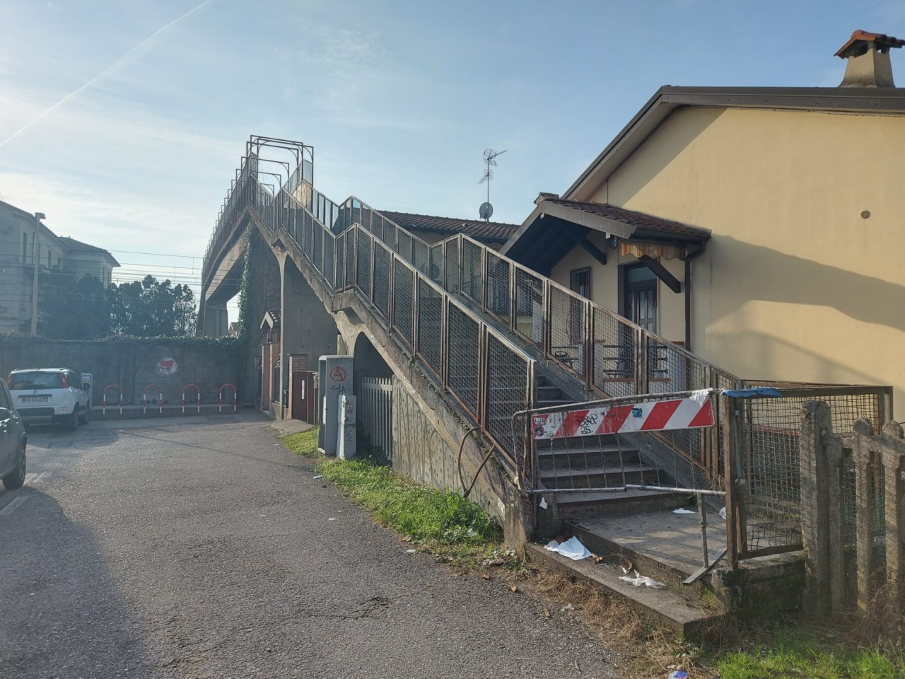 Addio alla passerella pedonale di Treviglio sulla ferrovia: Rfi l’abbatterà