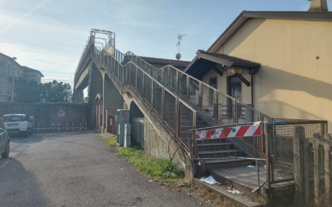 Addio alla passerella pedonale di Treviglio sulla ferrovia: Rfi l’abbatterà