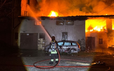 Grosso incendio in centro a Boltiere, quattro intossicati. Pompieri al lavoro