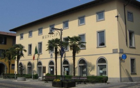 L’Amministrazione Boni si aumenta gli stipendi e liquida il dibattito in Consiglio: “Stai a casa”