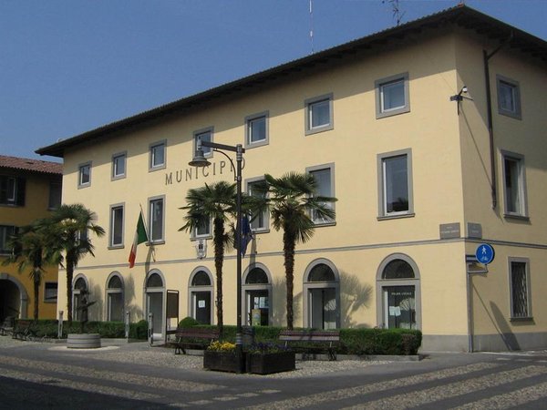 L’Amministrazione Boni si aumenta gli stipendi e liquida il dibattito in Consiglio: “Stai a casa”