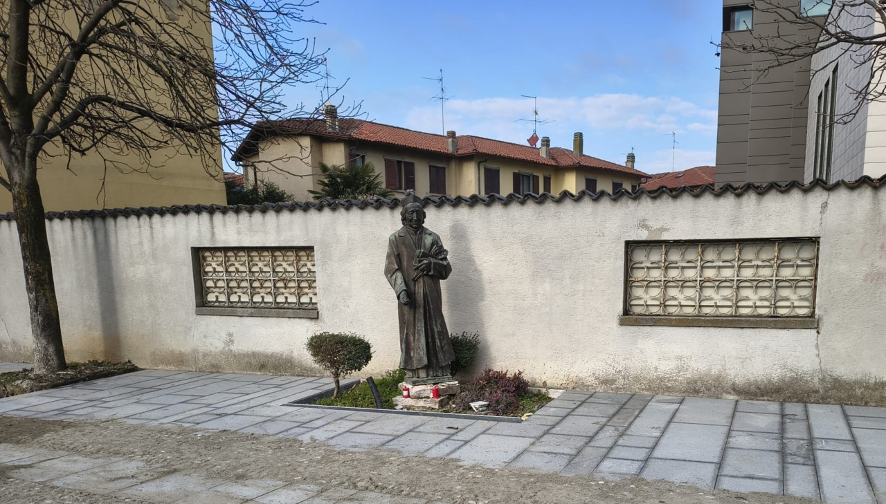 Piazza Agliardi, FI: “Diamo un collocamento più adeguato alla statua di don Cirillo Pizio”