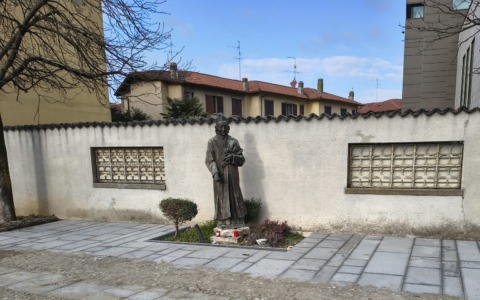 Piazza Agliardi, FI: “Diamo un collocamento più adeguato alla statua di don Cirillo Pizio”