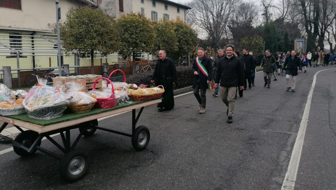 Agricoltori, autorità e ragazzi sfilano in corteo per ricordare il valore della terra e di tutte le creature