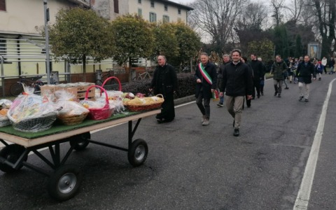 Agricoltori, autorità e ragazzi sfilano in corteo per ricordare il valore della terra e di tutte le creature
