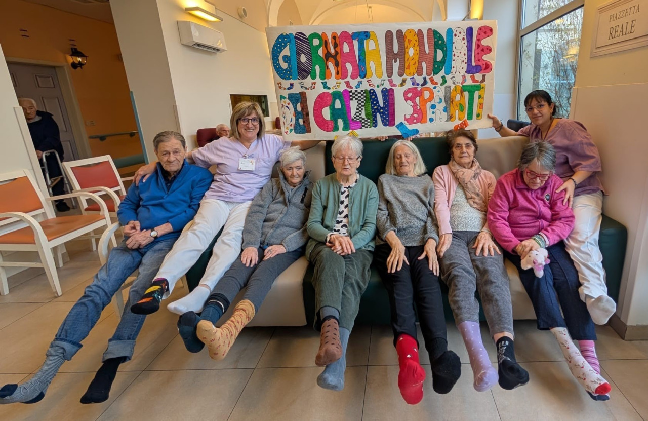 Anche i nonni e le nonne della Rsa “Casa Mia” celebrano la diversità con i calzini spaiati