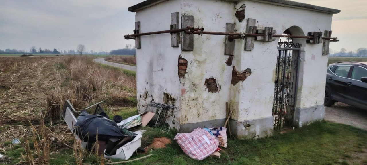 Il sindaco si imbatte in un cumulo di rifiuti e dalle indagini emerge pure un’ospitalità abusiva