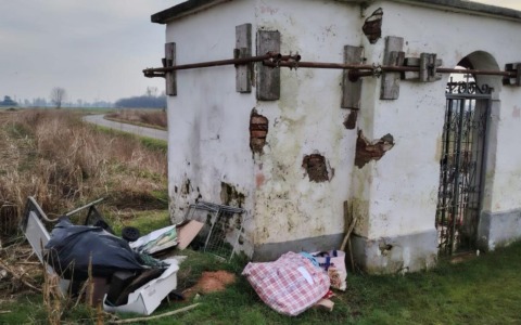 Il sindaco si imbatte in un cumulo di rifiuti e dalle indagini emerge pure un’ospitalità abusiva