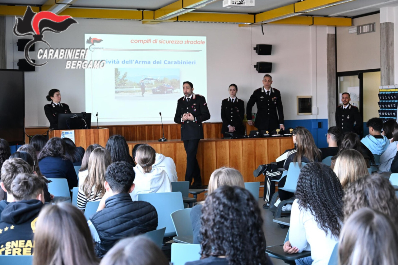 Educazione stradale e droghe, i carabinieri incontrano gli studenti dell’Oberdan