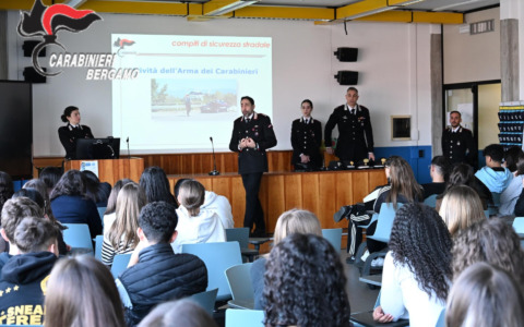 Educazione stradale e droghe, i carabinieri incontrano gli studenti dell’Oberdan