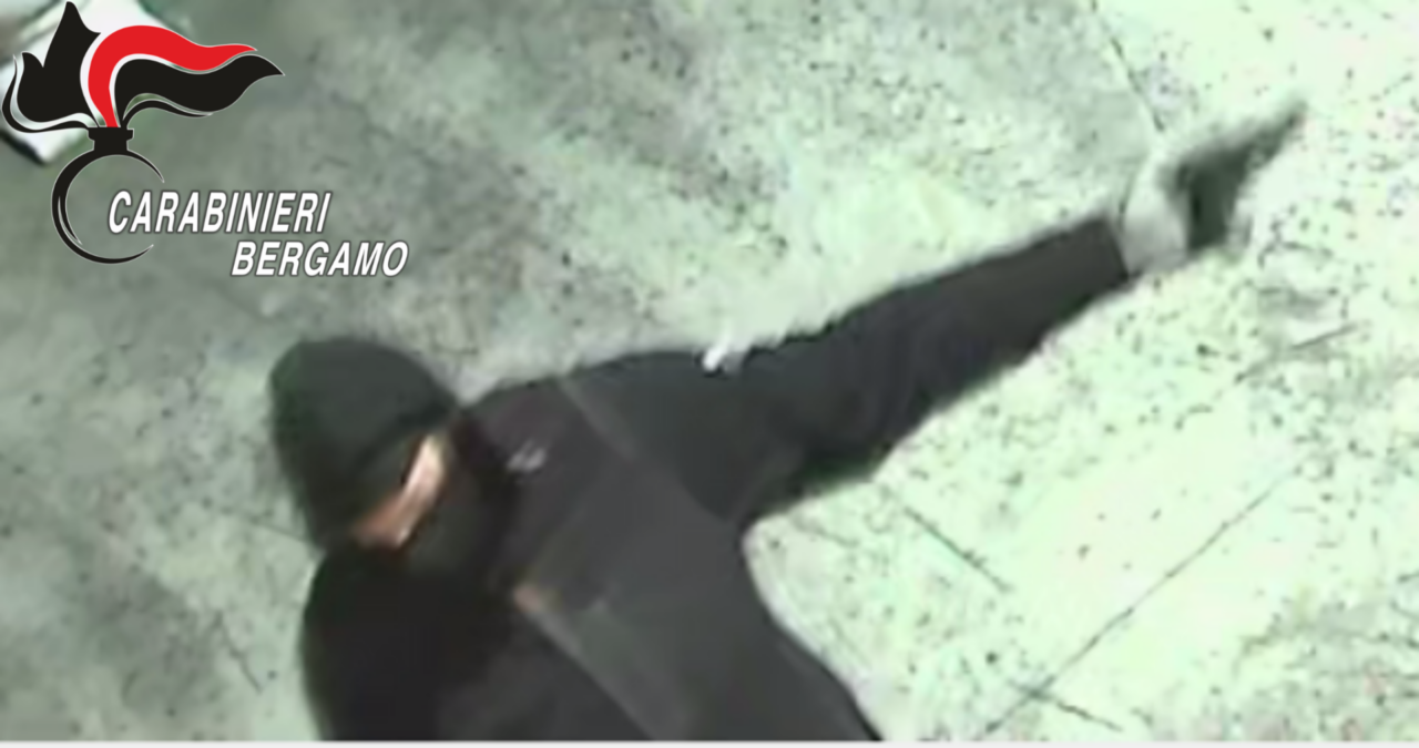 Rapina in villa con ascia e pistola, fermati cinque indagati