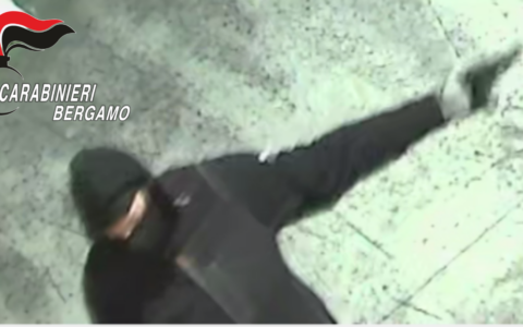 Rapina in villa con ascia e pistola, fermati cinque indagati