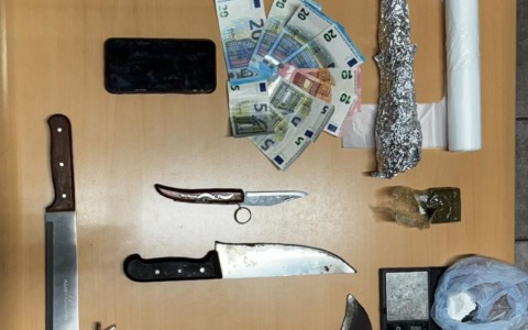 Aveva hashish, cocaina e diversi coltelli, arrestato un giovane a Cividate