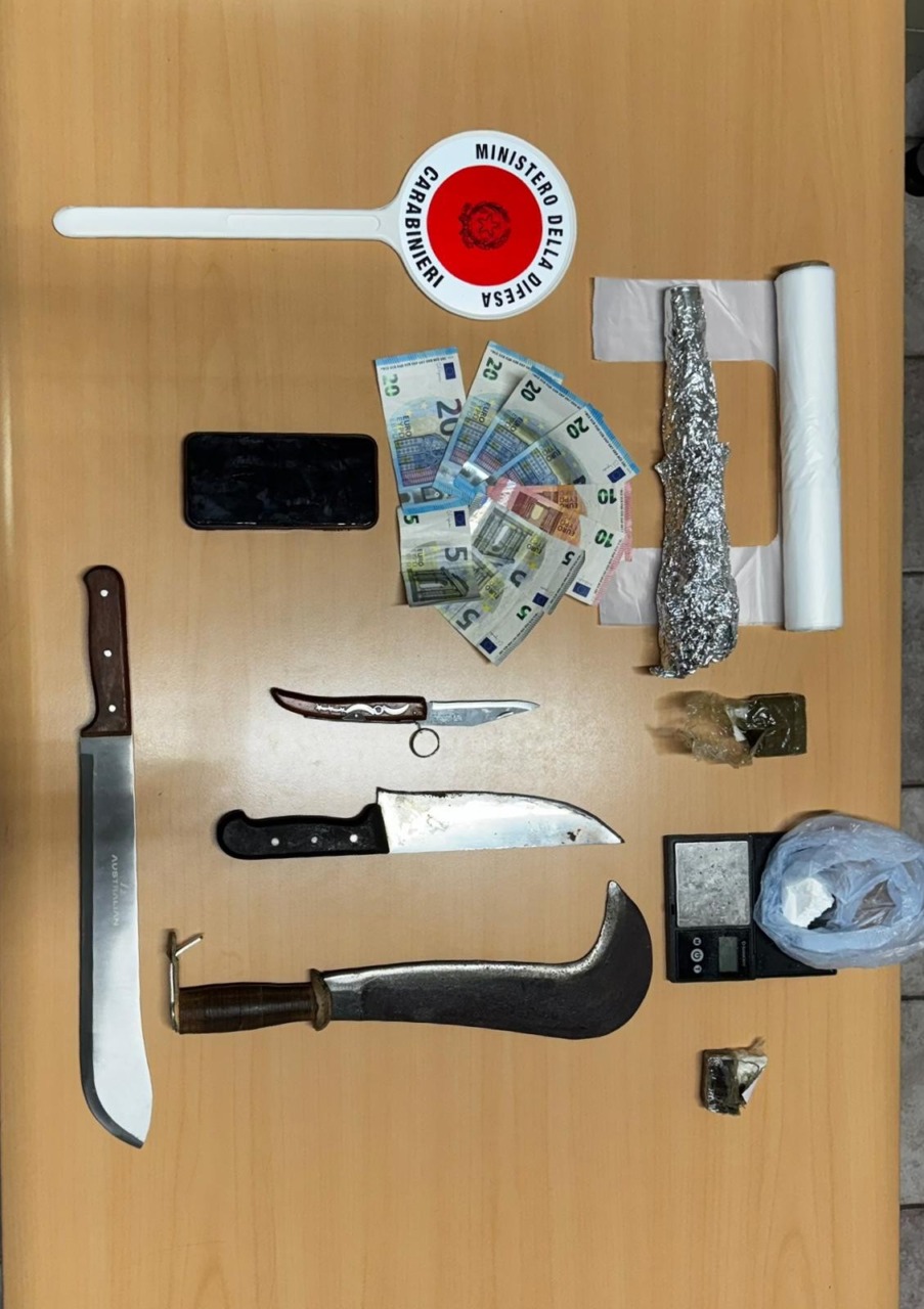 Aveva hashish, cocaina e diversi coltelli, arrestato un giovane a Cividate