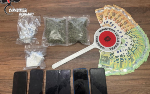 Droga pronta per essere spacciata nascosta in una concessionaria, quattro arresti a Osio Sotto