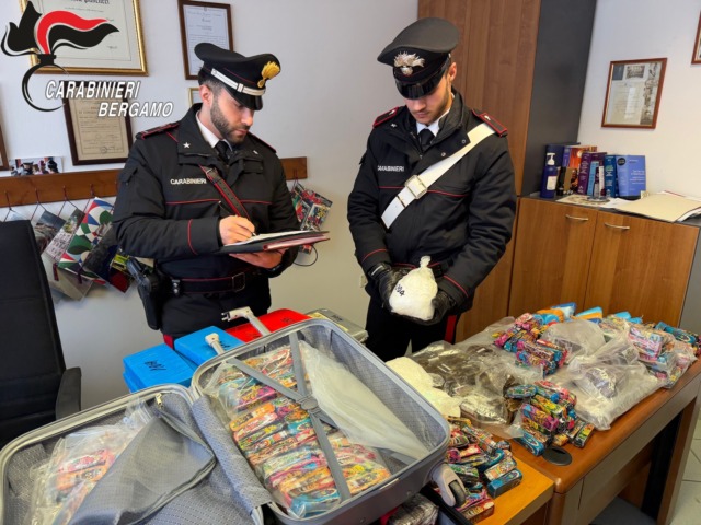Pedinano il pusher e trovano oltre 200 chili di hashish e coca