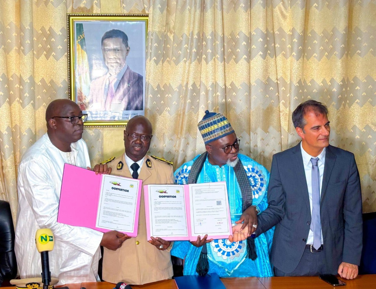 Il gemellaggio non va giù alle minoranze che lasciano l’Aula in protesta