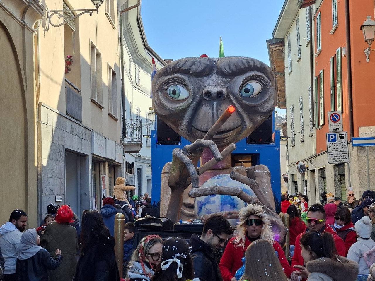 Dopo le polemiche del sabato sera il Carnevale impazza