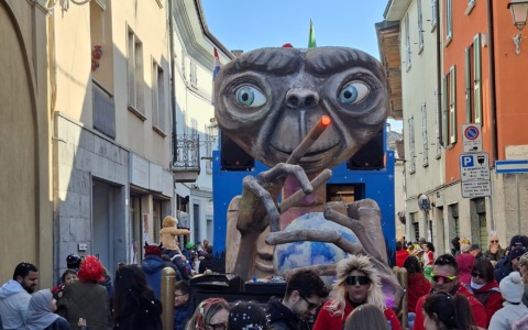 Dopo le polemiche del sabato sera il Carnevale impazza