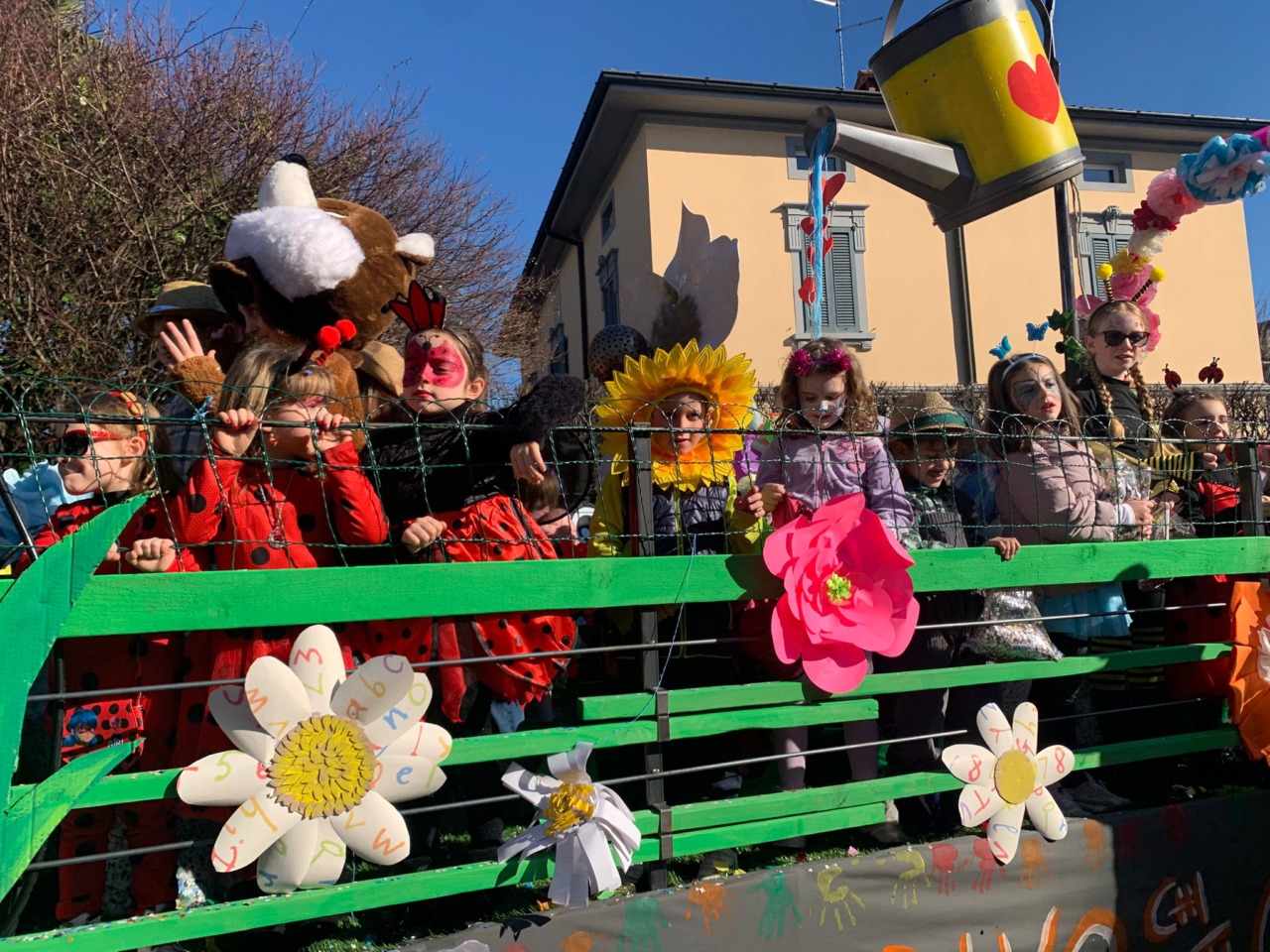 Carri e maschere “invadono” il paese, esplode il Carnevale sotto una pioggia di coriandoli