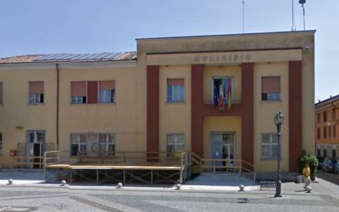 In centro a Covo banditi sexy shop, distributori automatici, centri di telefonia e kebab