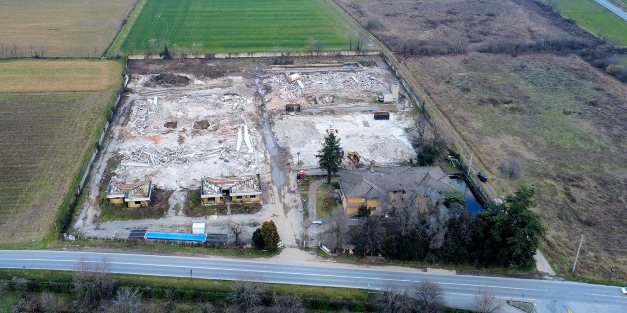 Abbattuti i fabbricati della ex “Sicea” di via Vailate