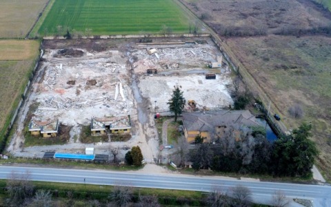 Abbattuti i fabbricati della ex “Sicea” di via Vailate