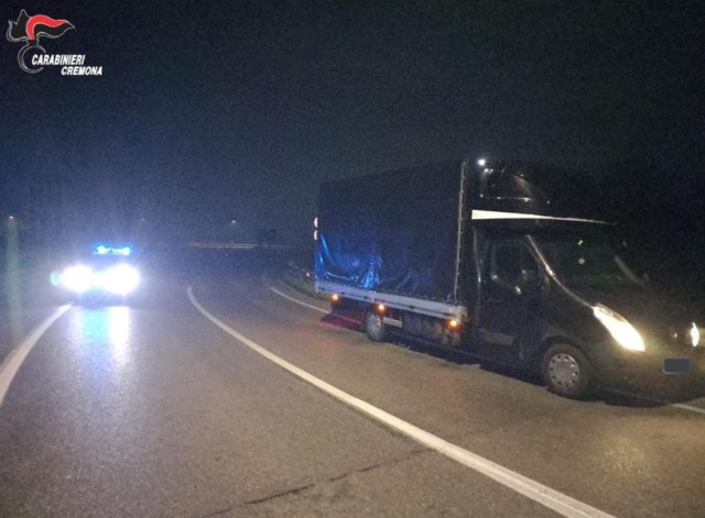 Furto da 400mila euro in un’azienda cosmetica, i carabinieri recuperano il furgone con la refurtiva