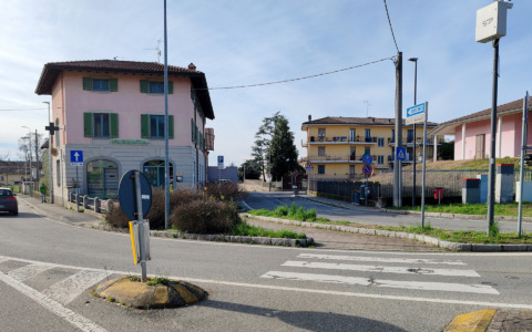 Mazzate alla vetrina della Farmacia, ladro solitario ruba un centinaio di euro