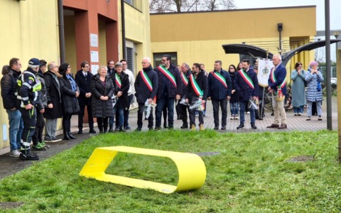 Antegnate ha la sua panchina gialla contro bullismo e cyberbullismo