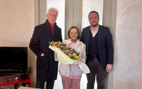 Aggredita e picchiata per una borsa in pieno giorno: Romano si stringe attorno alla signora Santina